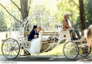 Ist dies eine Hochzeitskutsche auf dem Weg zur Trauung in Mönchengladbach am Niederrhein? - Bild: IVASHstudio - Fotolia.com